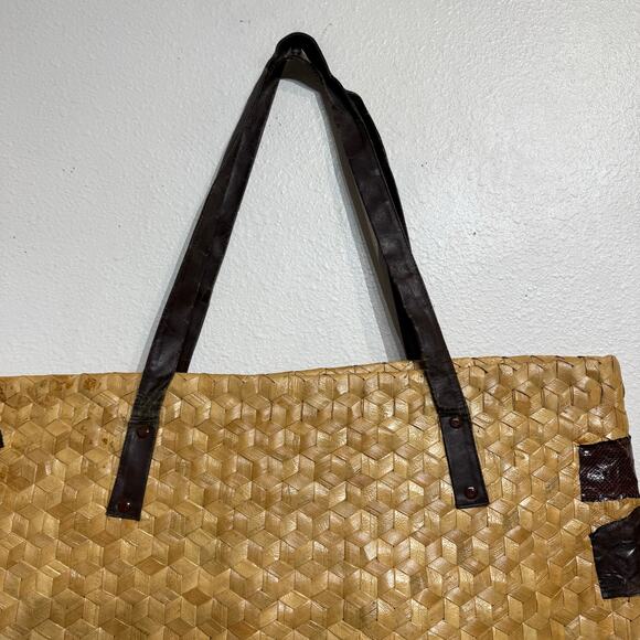 Large Woven Vintage Straw Tote - Picture 9 of 12